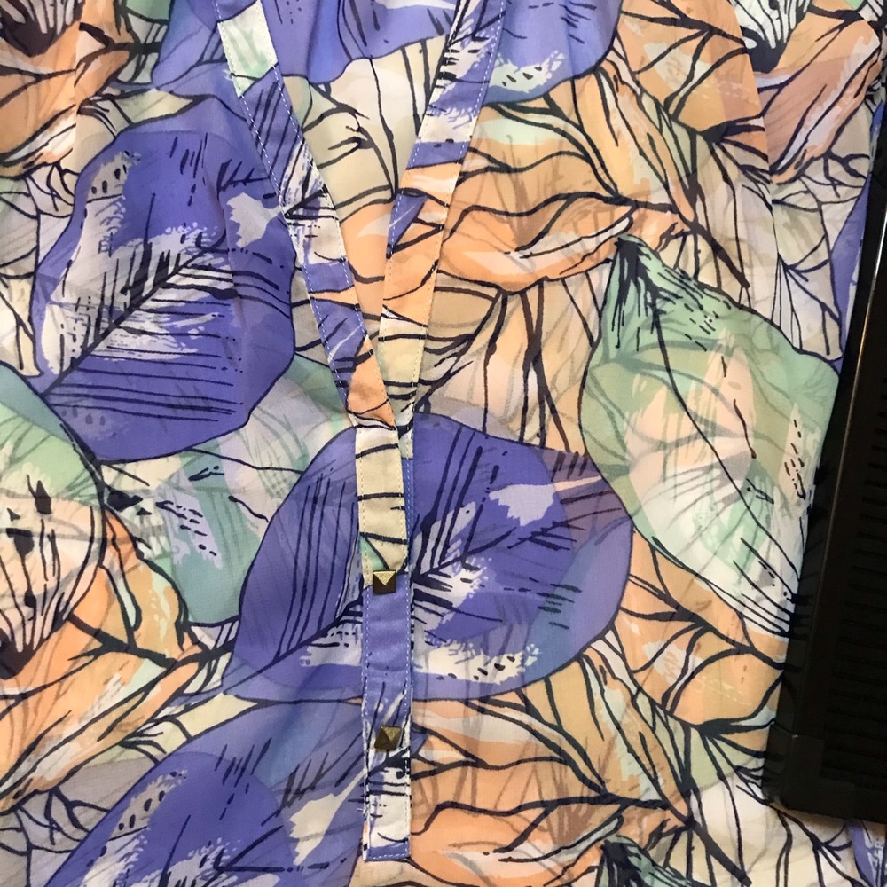 Buttons Patterned Blouse - Picture 2 of 6